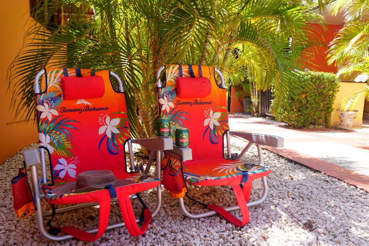 Carinas Studio Apartments Palm Beach Exterior foto