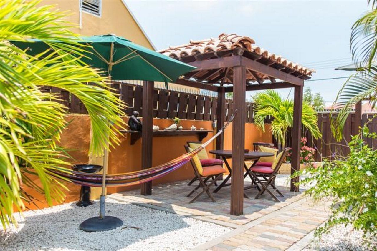 Carinas Studio Apartments Palm Beach Exterior foto