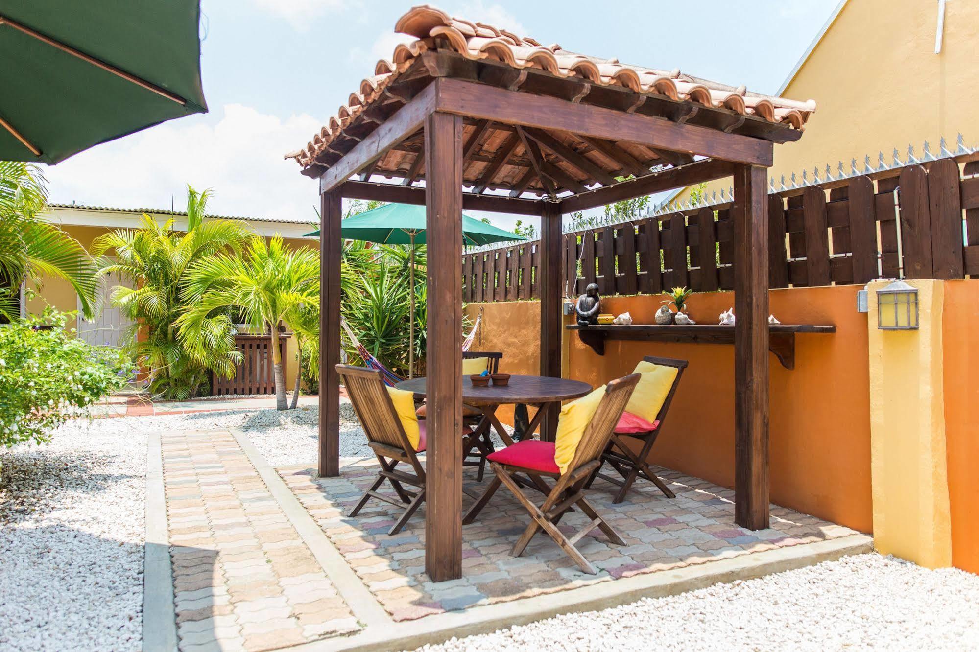Carinas Studio Apartments Palm Beach Exterior foto